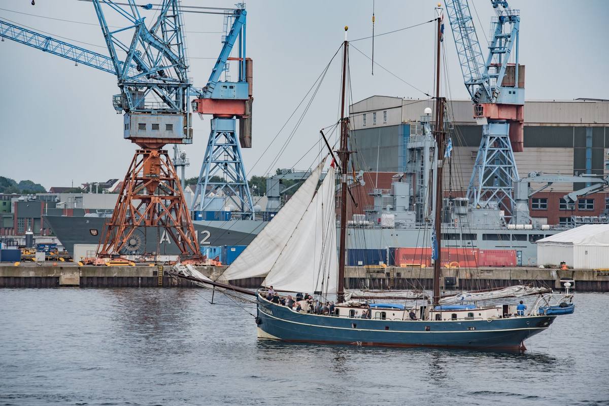 Traditional sailing ship on the Kiel Fjord in front of the shipyard cranes